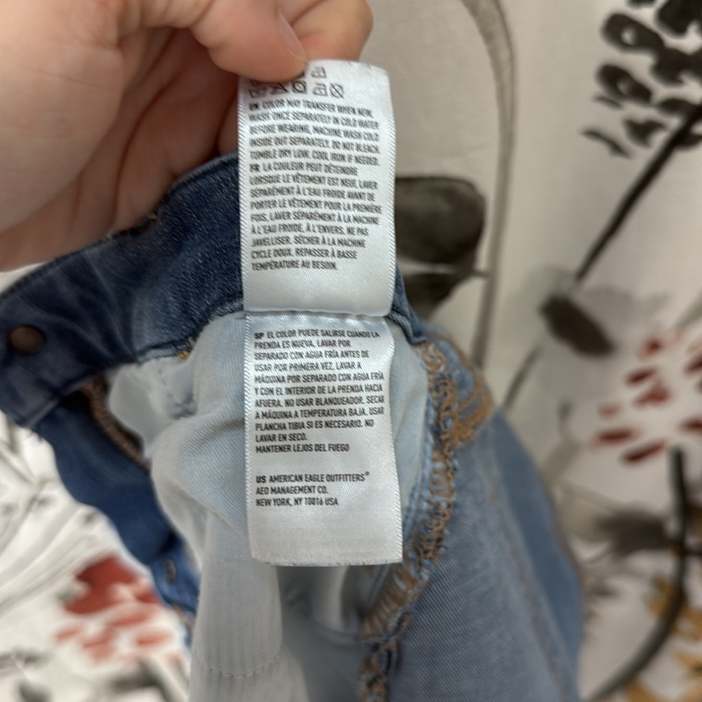 Women’s American Eagle Outfitters Curvy Hi-Rise Jegging Distressed Jean. 4 Short - Picture 10 of 14